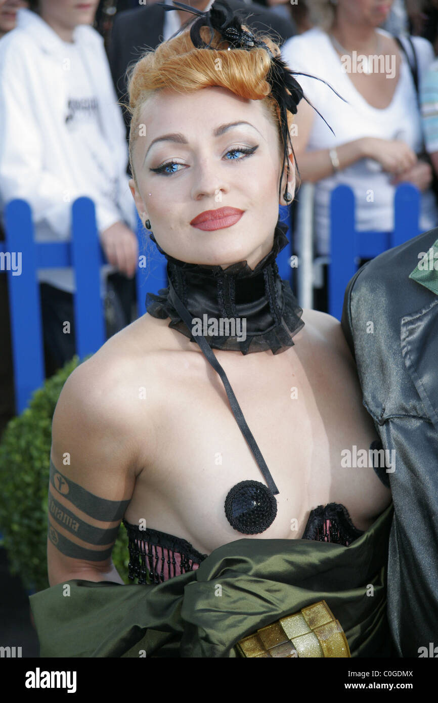 Nora Chaskel Cirque du Soleil premiere "Varekai" im Grand Chapiteau neben der O2 World Berlin, Deutschland - 05.06.08 Stockfoto