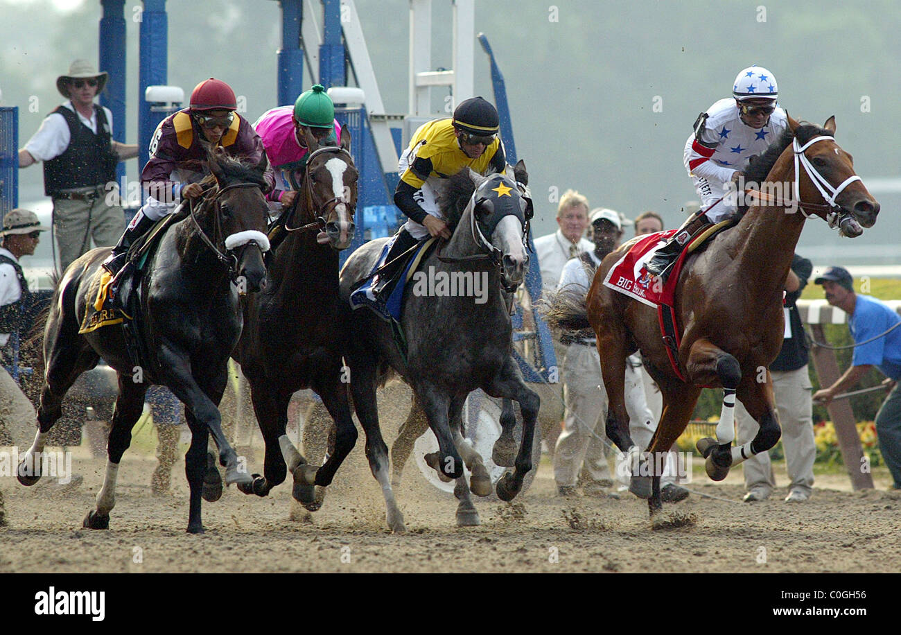 Große braune mit jockey Kent Desormeaux (R), als er den Start Tor während der 140. Ausführung die Belmont Stakes verlässt und die Stockfoto