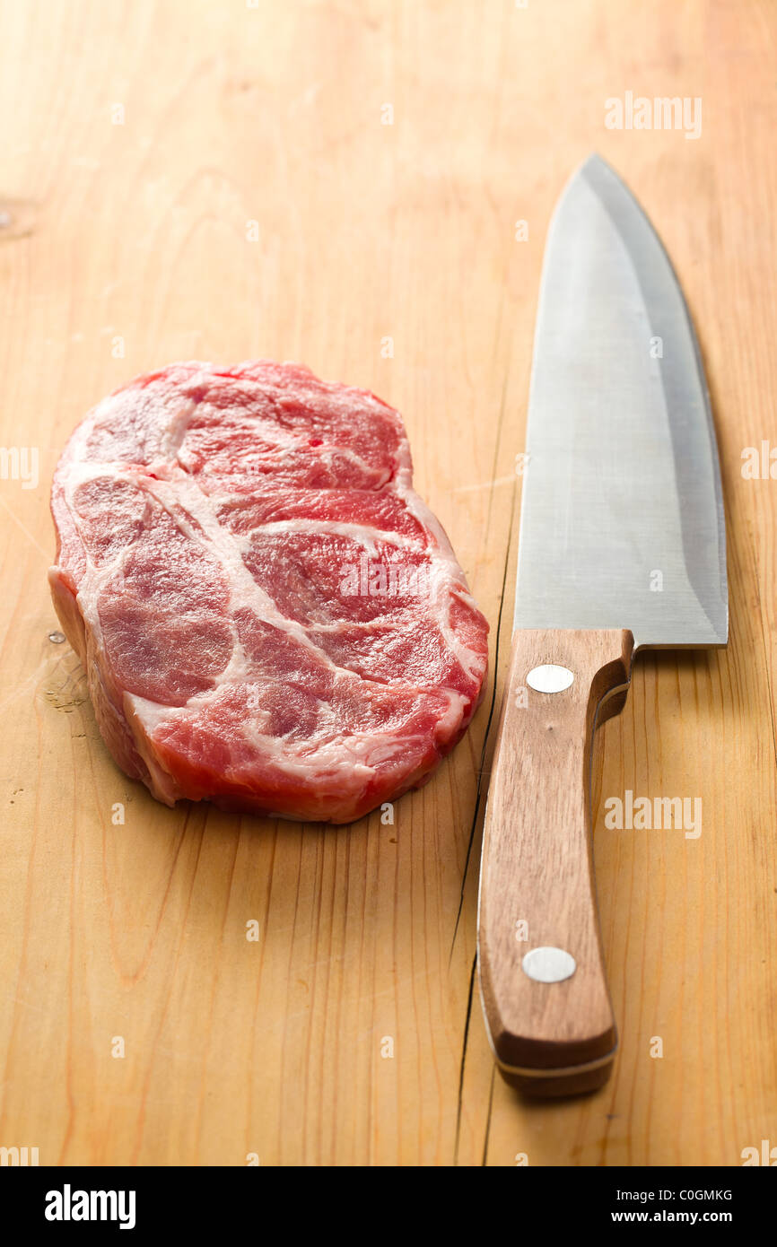 das rohe saftiges Fleisch mit Messer Stockfoto