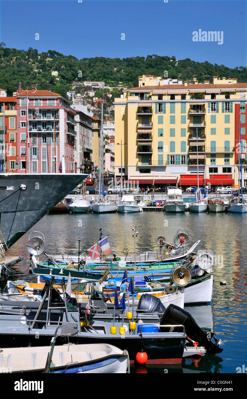 Hafen von Nizza im Südosten Frankreichs, Departement Alpes-Maritimes, mit den bunten Gebäuden im Hintergrund Stockfoto