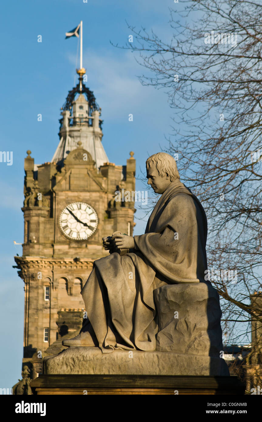 dh Sir Walter Scott Monument PRINCES ST GARDENS EDINBURGH SCHOTTLAND Scotts Memorial Statue Balmoral Hotel Uhrturm Statuen Stockfoto