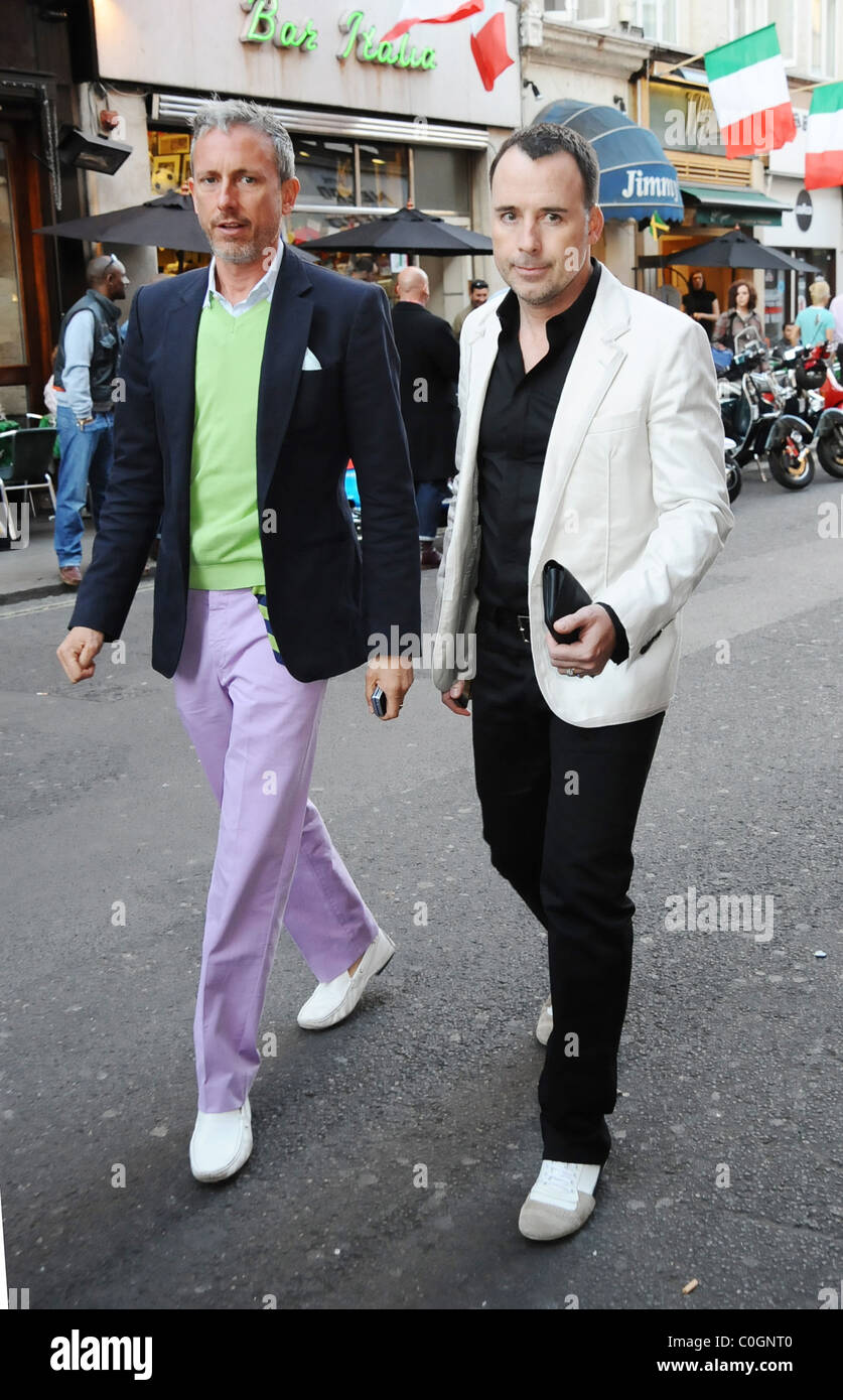 David Furnish und Patrick Cox Ankünfte in der Hoffnung-Stiftung Benefiz-Abend mit 'Karaoke With the Stars' London, Stockfoto