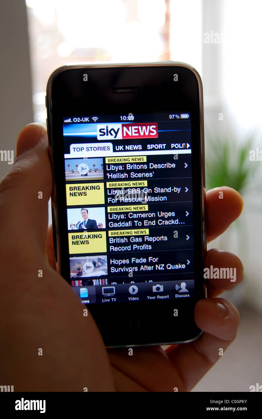 Foto-Illustration von einem Iphone 3gs zeigt die Himmel-Nachrichten-app auf dem display Stockfoto