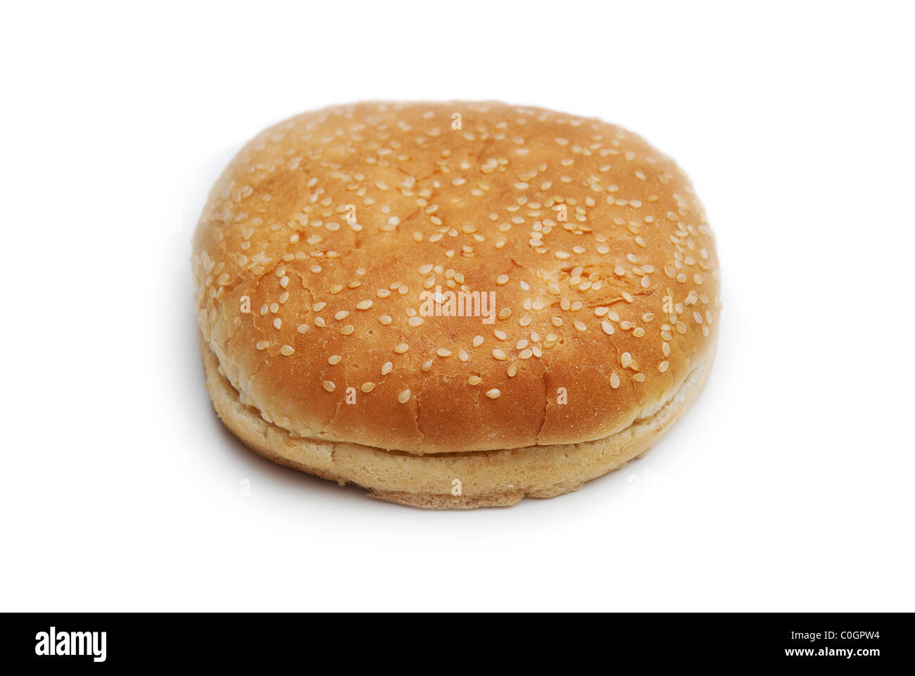 Hamburgerbrötchen mit Sesam auf weißem Hintergrund Stockfoto