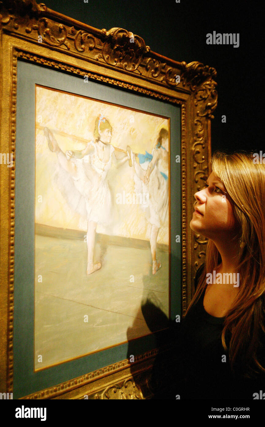 Ein Mitarbeiter von Christies mit Edgar Degas' Danseuses à la Barre, bevor es unter den Hammer in den Impressionismus und moderne geht Stockfoto