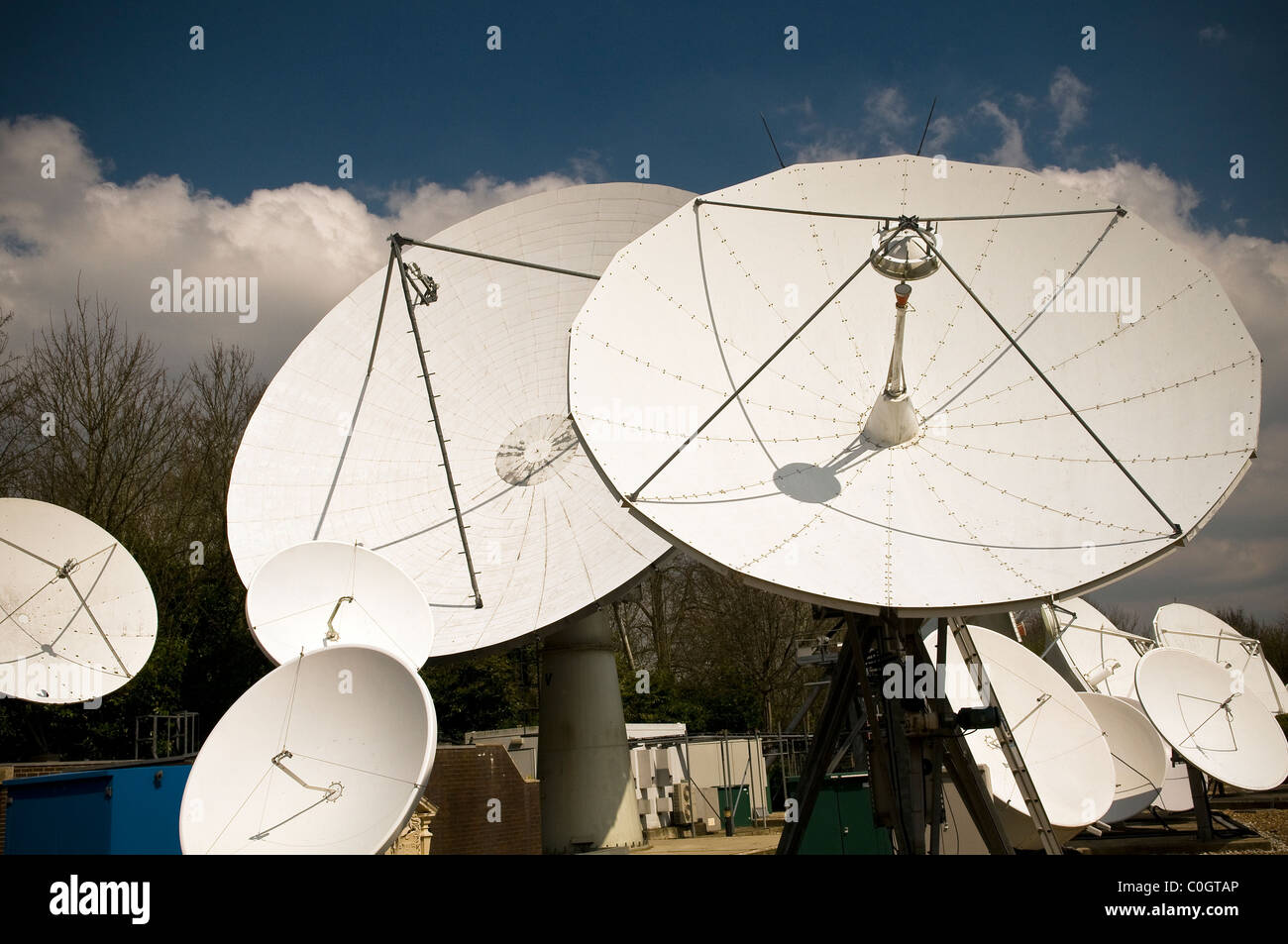 Satellitenschüsseln abholen und Weiterleitung von Fernsehen und Radio-Signale Stockfoto