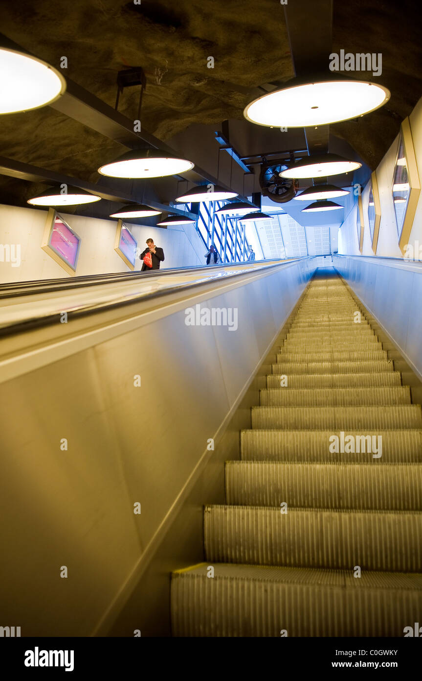 Reisende auf Rolltreppen am Stockholmer Hauptbahnhof Stockfoto