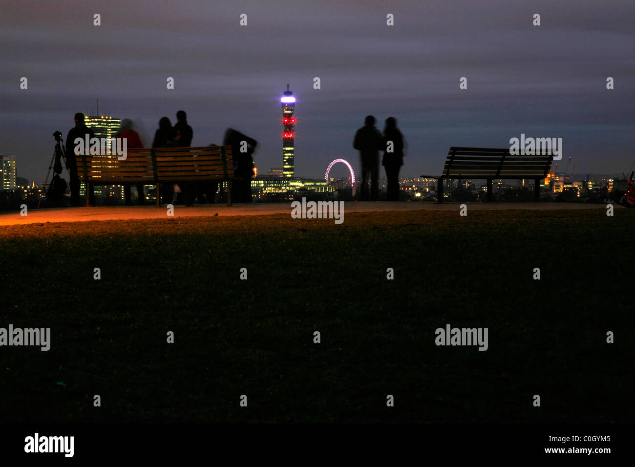 Nehmen in der Ansicht von London (vor allem Telecom Tower und dem London Eye) von der Spitze der Primrose Hill, London, UK Stockfoto