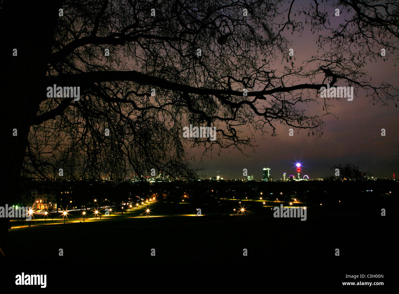 Ansicht von London (vor allem Telecom Tower und dem London Eye) von Primrose Hill, London, UK Stockfoto