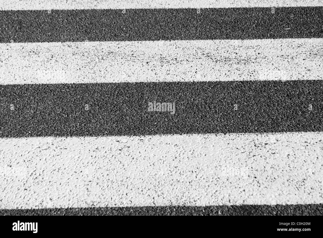 Zebrastreifen, weiß auf schwarzem asphalt Stockfoto