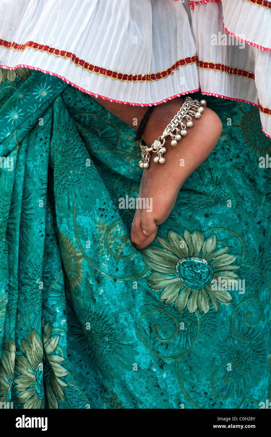 Indische Babys nackten Fuß gegen Mütter grünen geblümten Sari. Andhra Pradesh, Indien Stockfoto