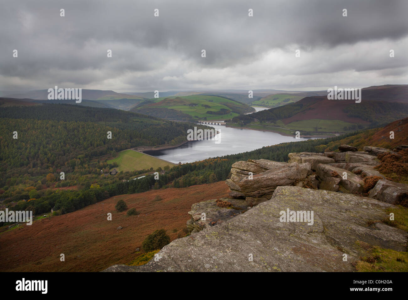 Blick vom Bamford Edge Blick auf Ladybower Vorratsbehälter im Peak District Stockfoto