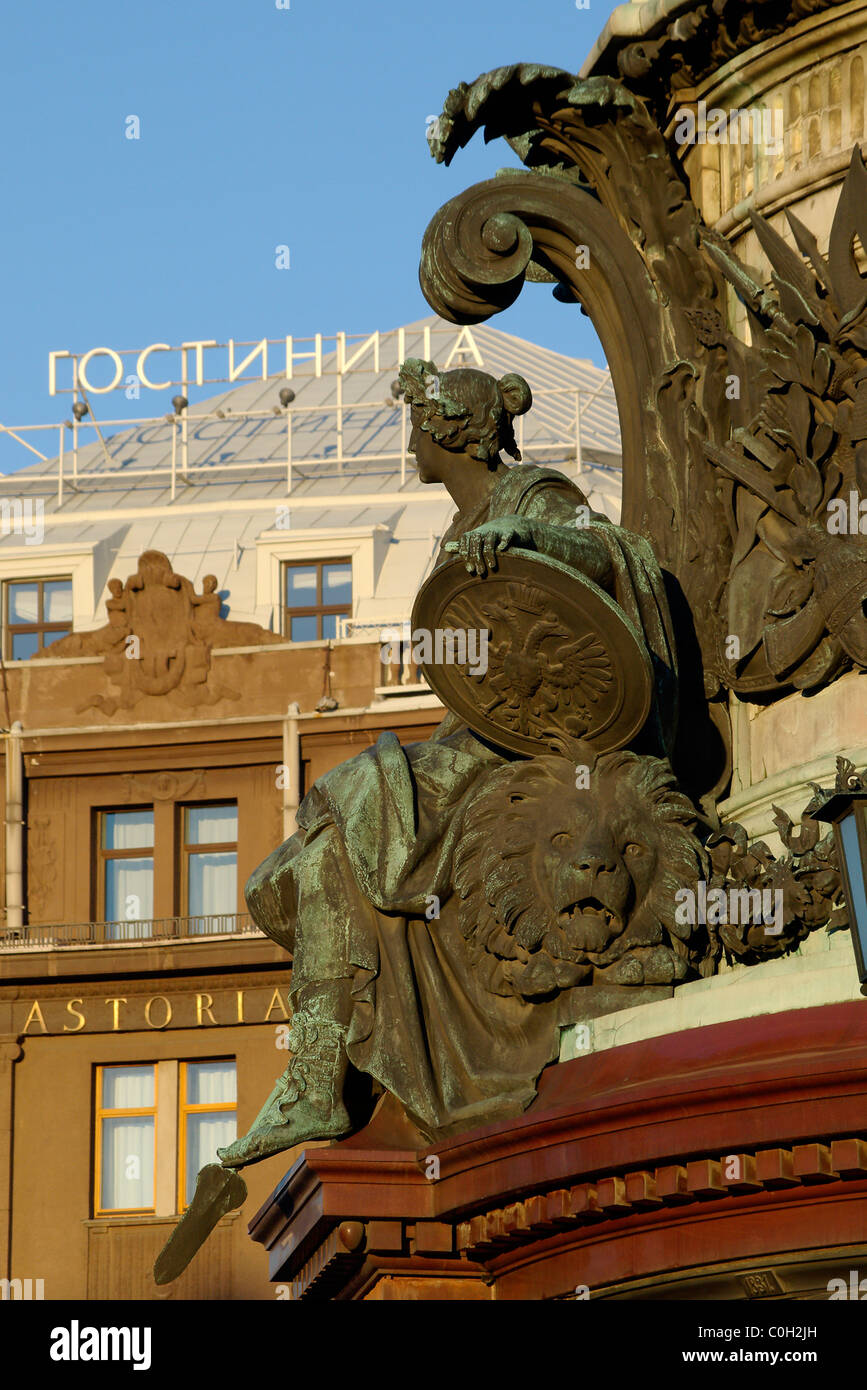 Russland. St. Petersburg. Ein Fragment der Sockel des Denkmals Nicholas I. Hotel Astoria. Stockfoto