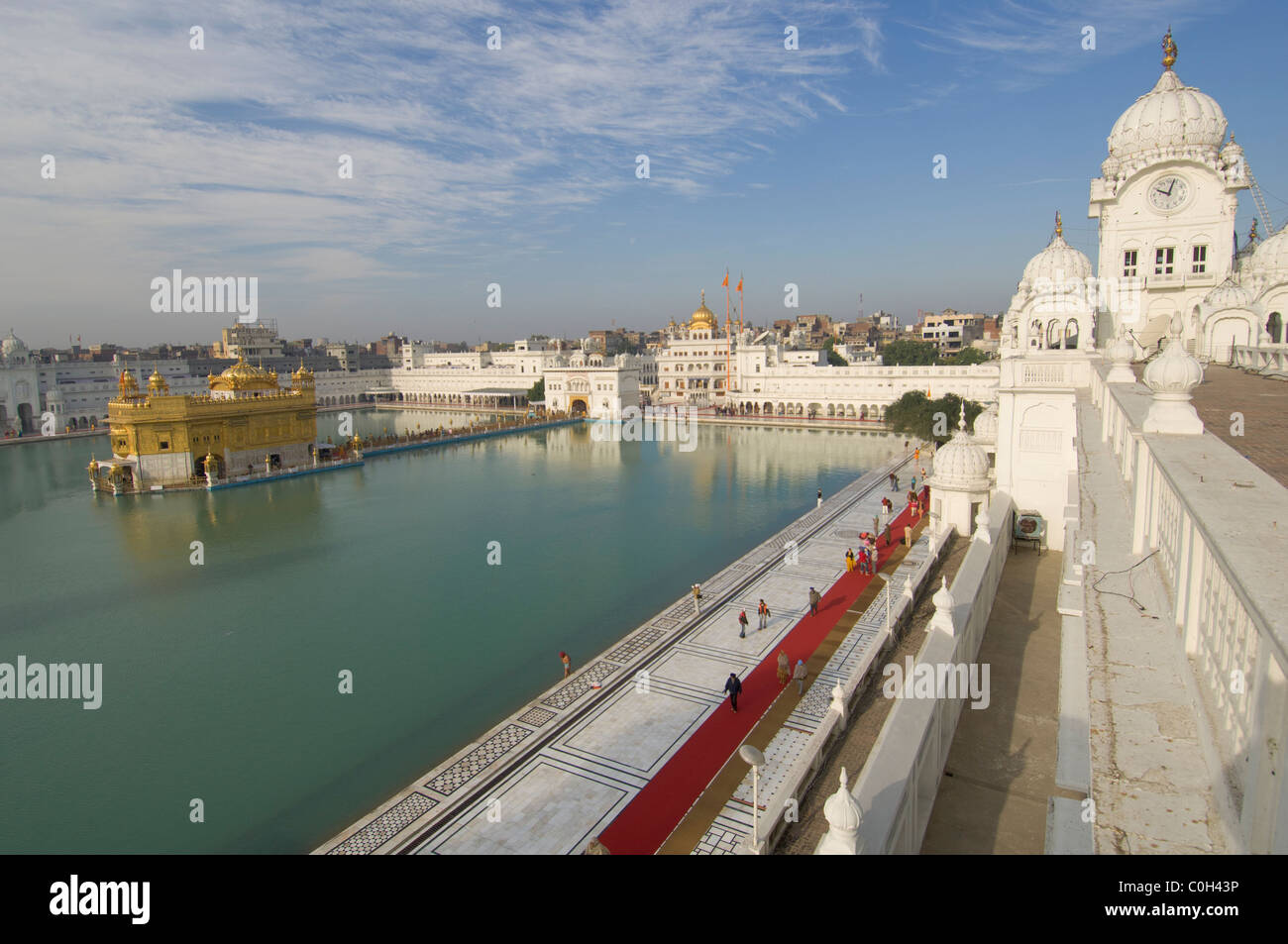 Blick hinunter auf die Sarovar (Heilige Pool der unsterblichen Nektar) und goldenen Tempel von Amritsar, Punjab, Indien Stockfoto