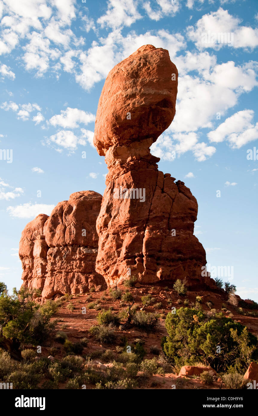 Ausgewogene Rock, erstellt in erster Linie durch unaufhörlichen, erosive Kräfte von Wind und Regen, Wetter, Arches-Nationalpark, Utah, USA Stockfoto