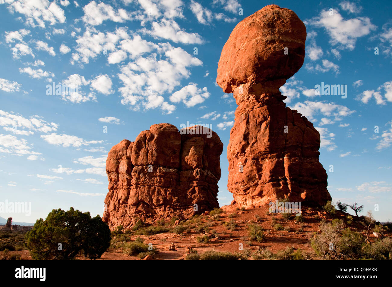 Ausgewogene Rock, erstellt in erster Linie durch unaufhörlichen, erosive Kräfte von Wind und Regen, Wetter, Arches-Nationalpark, Utah, USA Stockfoto