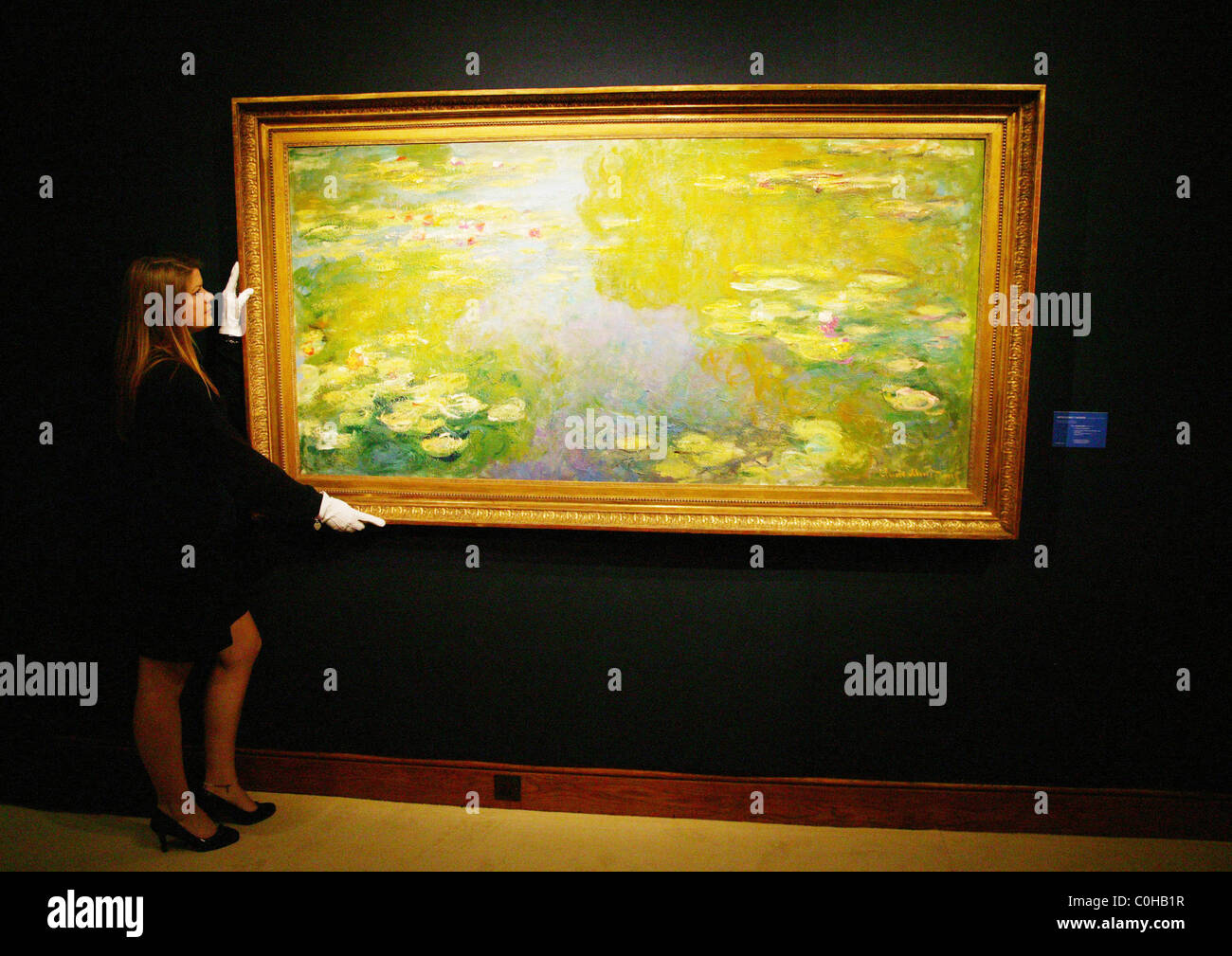 Ein Mitarbeiter von Christies mit der Le Bassin Aux Nympheas von Claude Monet. Das Gemälde wird nach 40 an die Öffentlichkeit weitergegeben Stockfoto