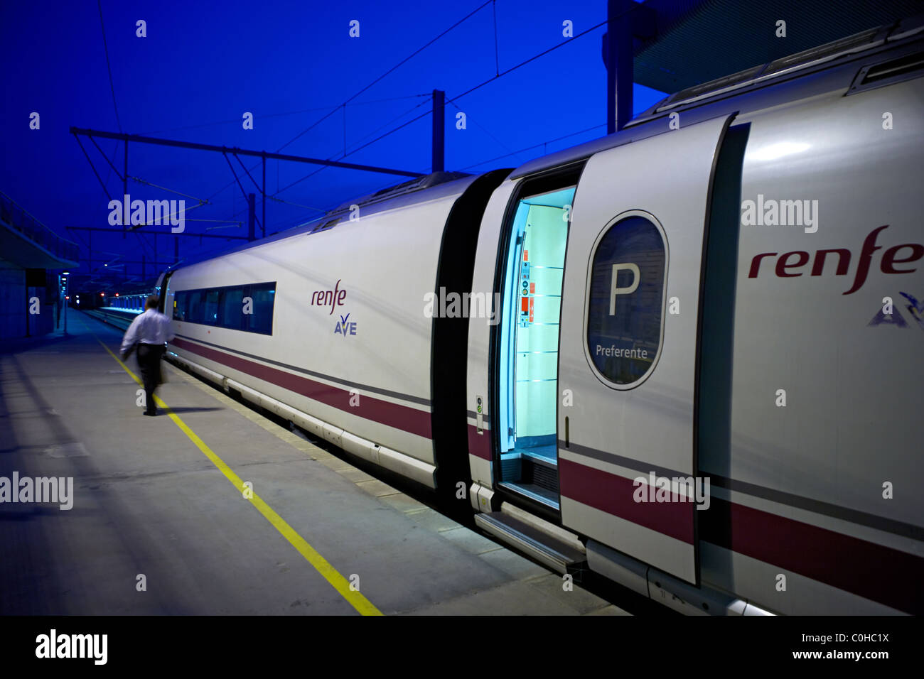 High-Speed train AVE in LLeida Bahnhof. Stockfoto