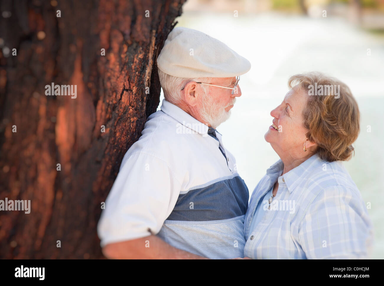 Gerne älteres Paar einander im Park genießen. Stockfoto