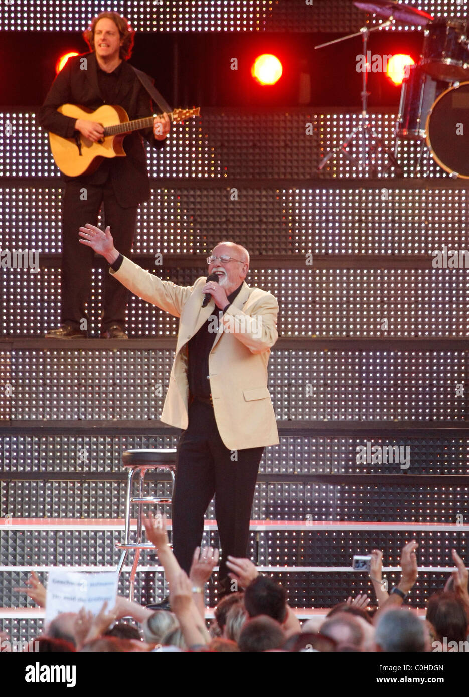 Roger Whittaker "Das Gro¯e Sommer Open Air Mit Marianne Und Michael" ist im Amphitheater Wuhlheide für Sendung auf Deutsch mit Klebeband. Stockfoto