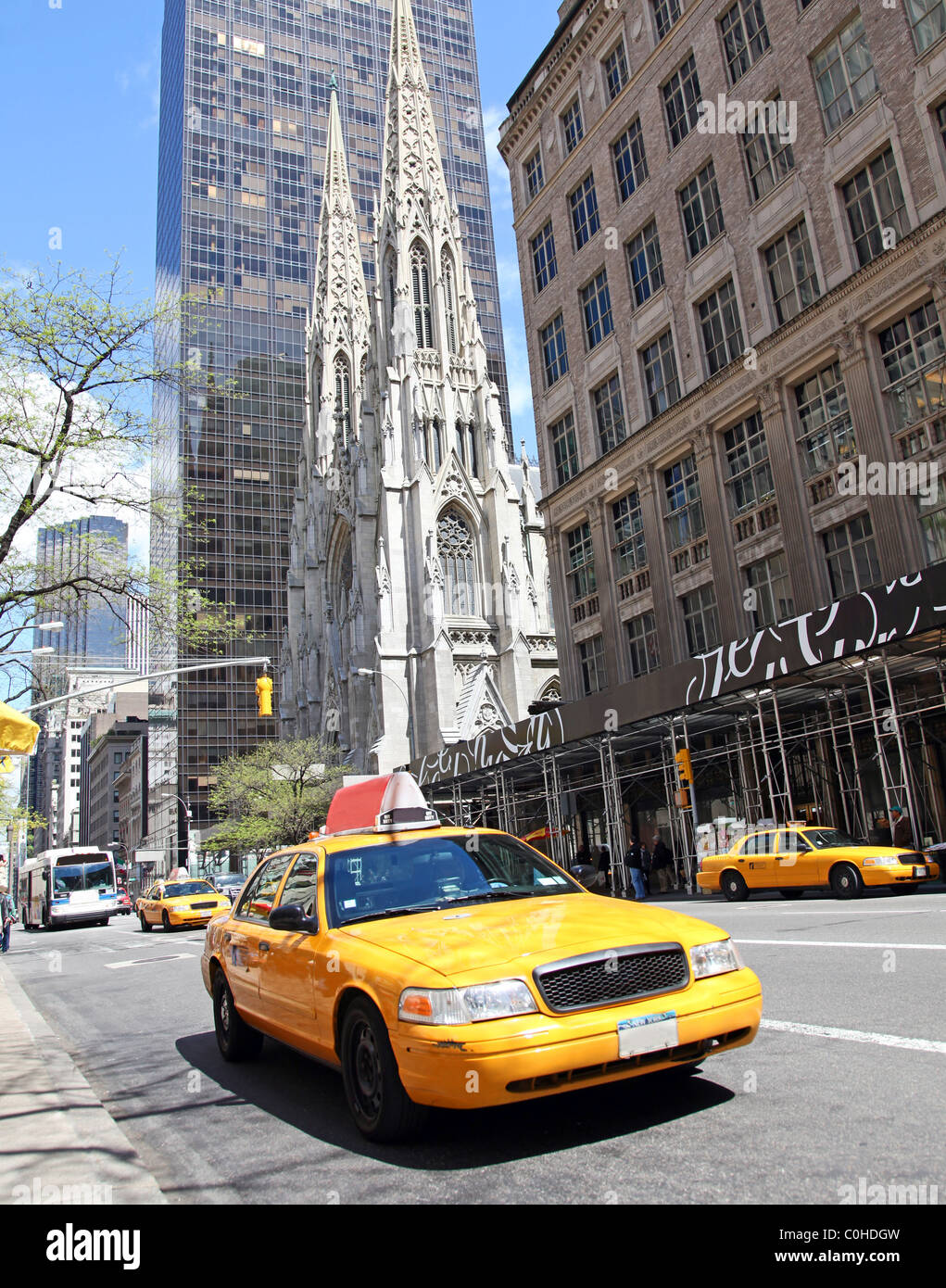 New Yorker Straßenszene mit St Patricks und gelben Taxis Stockfoto