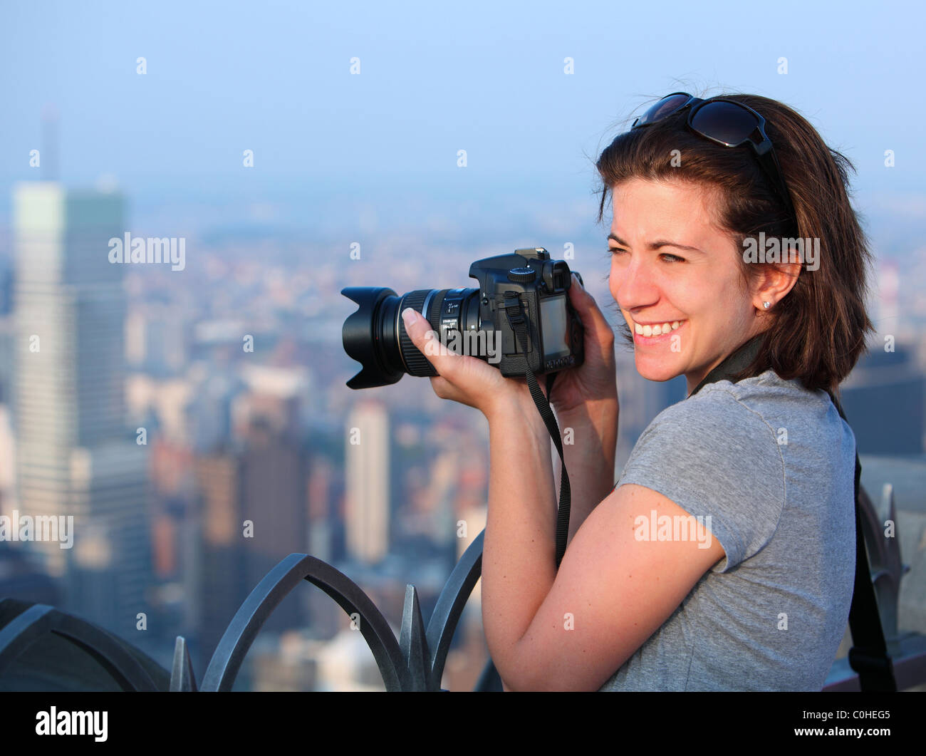Fotografin bei Sonnenuntergang Stadt fotografieren Stockfoto