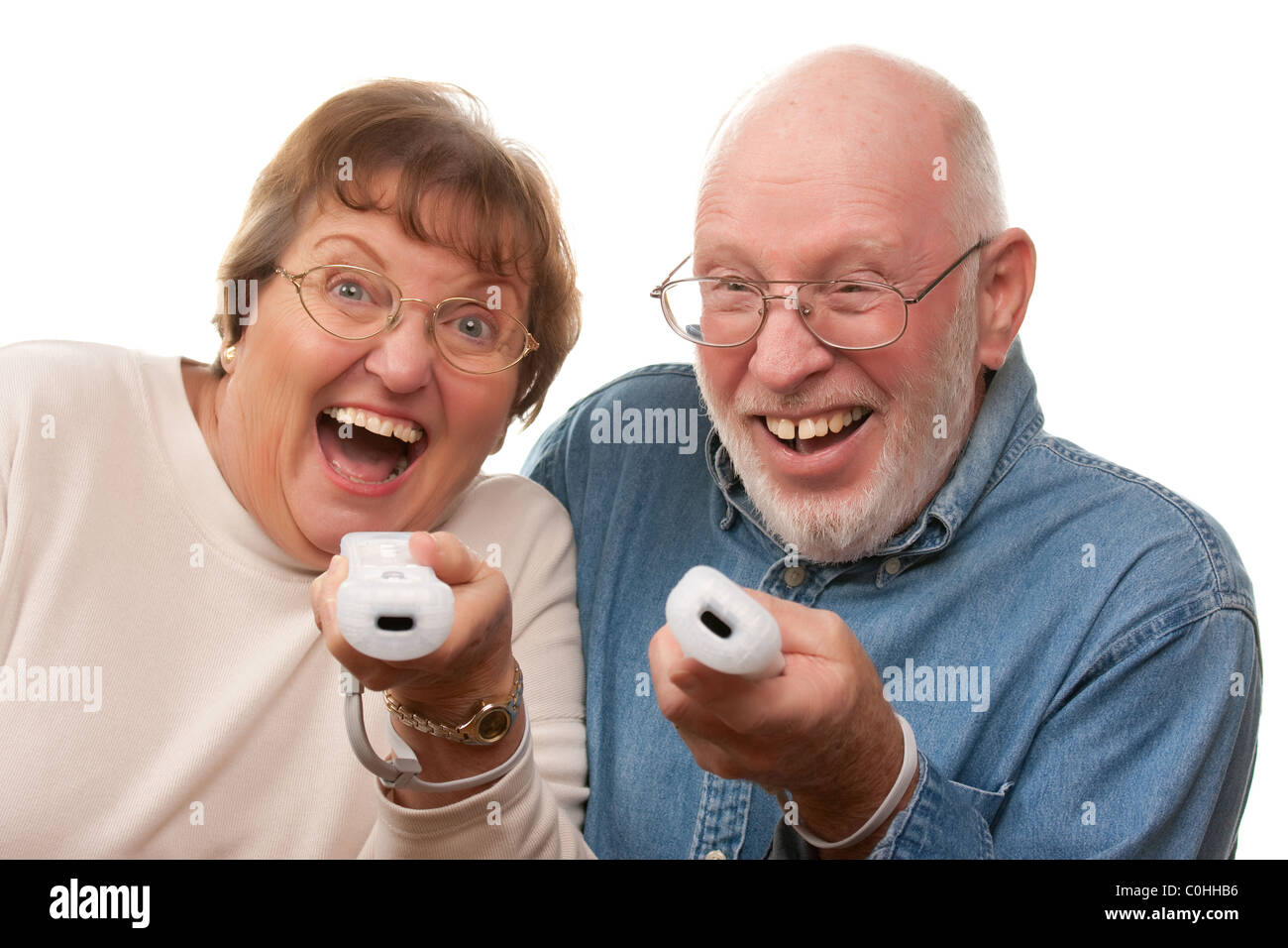Gerne älteres Paar spielen Videospiel mit Fernbedienungen. Stockfoto