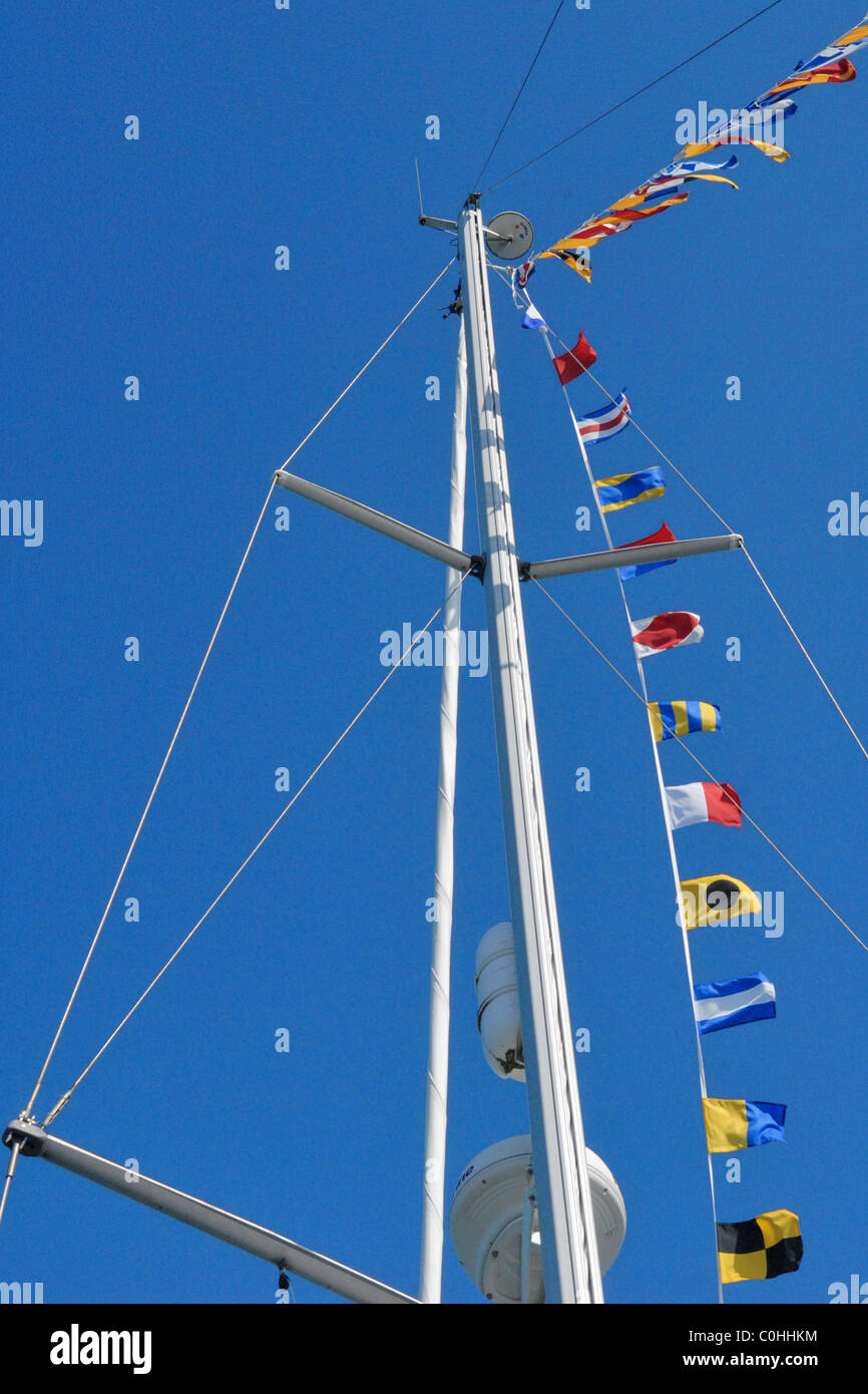 Zusammenfassung von Yachten mit Signalflaggen rigging Stockfoto