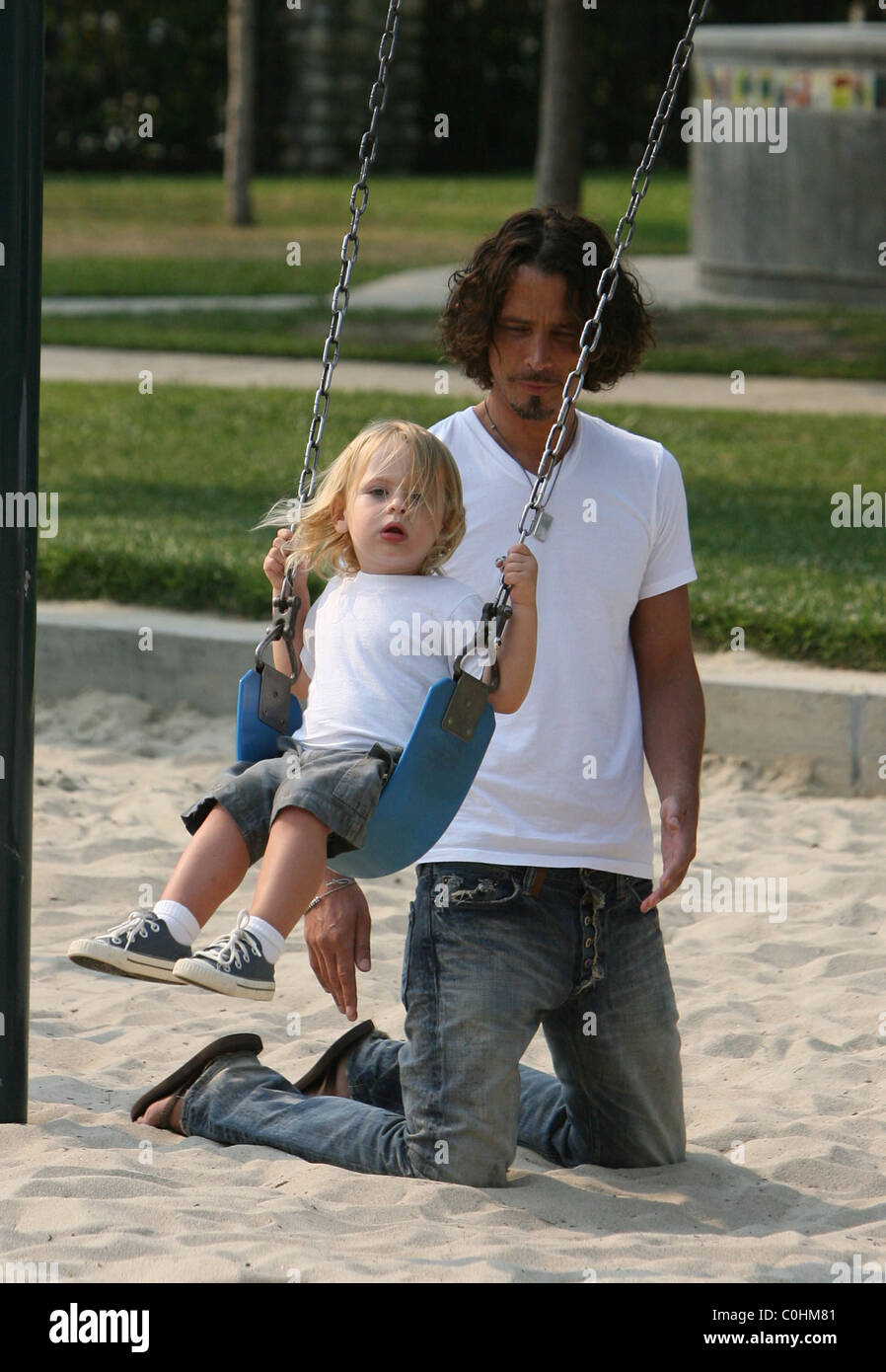 Chris Cornell Und Sein Sohn Christopher Als Musiker Auf Der Schaukel Spielen Einige Zeit Mit Seinen Zwei Kleinen Kindern Verbrachte Stockfotografie Alamy