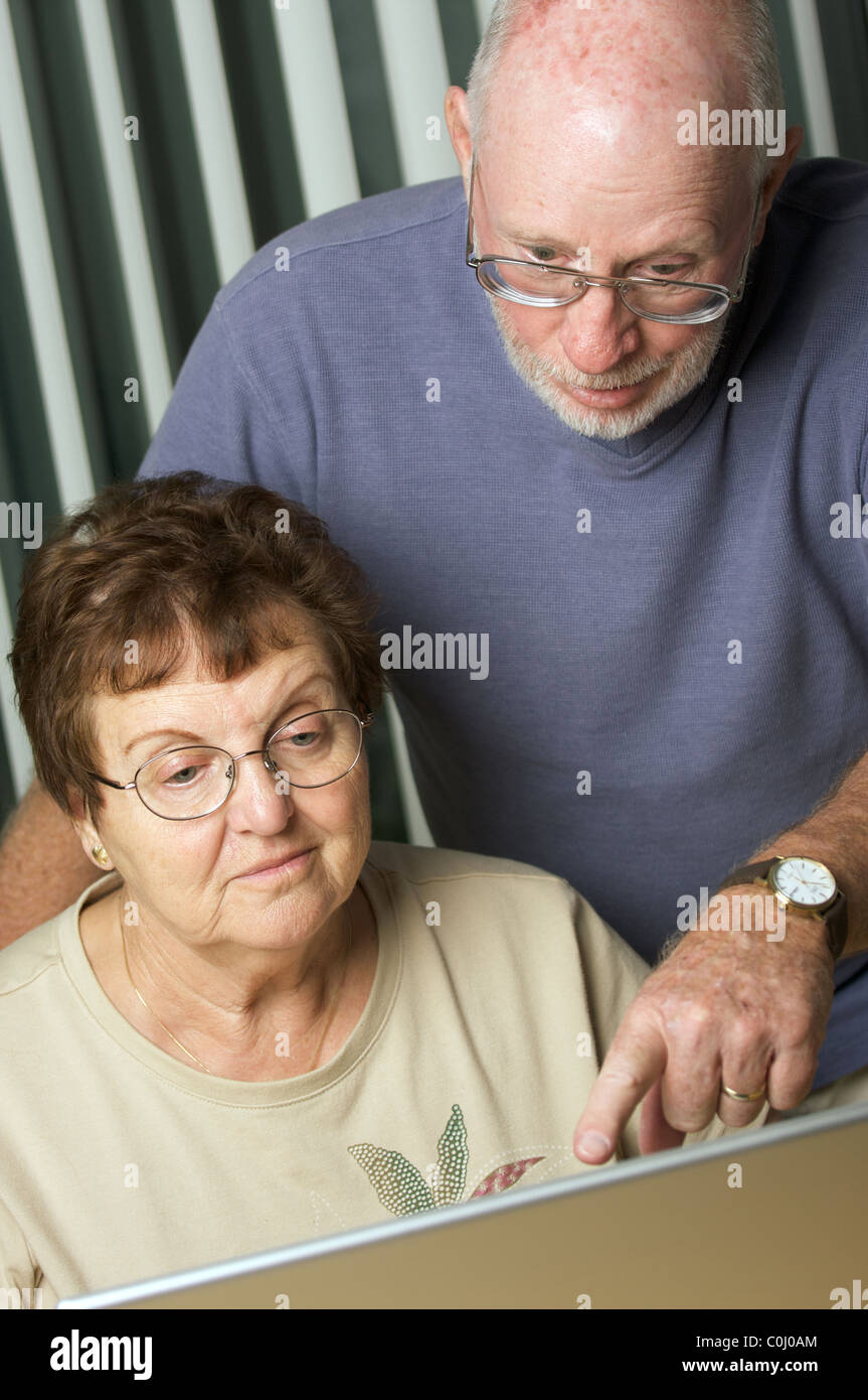 Älteres Paar an einem Laptop-Computer zu arbeiten Stockfoto