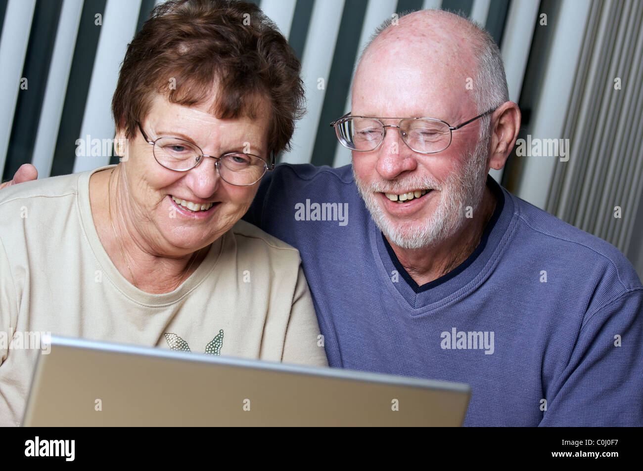 Ältere Erwachsene auf die Arbeit auf einem Laptopcomputer Stockfoto