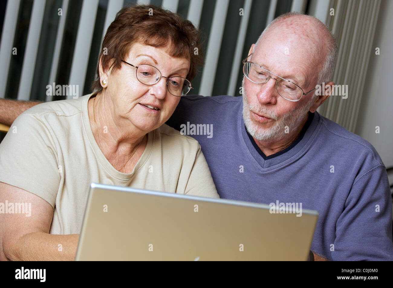 Ältere Erwachsene auf die Arbeit auf einem Laptopcomputer Stockfoto