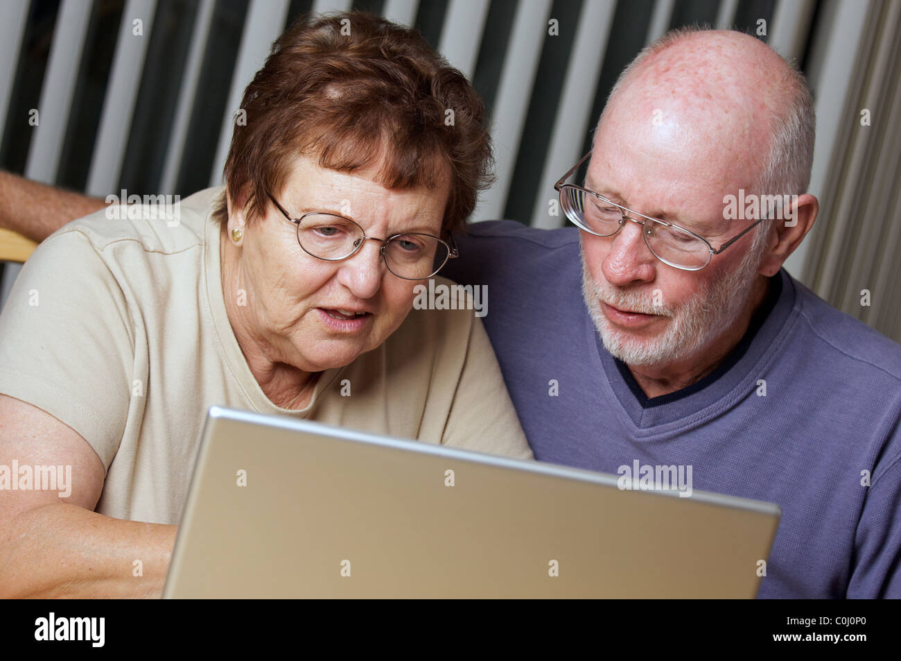 Ältere Erwachsene auf die Arbeit auf einem Laptopcomputer Stockfoto