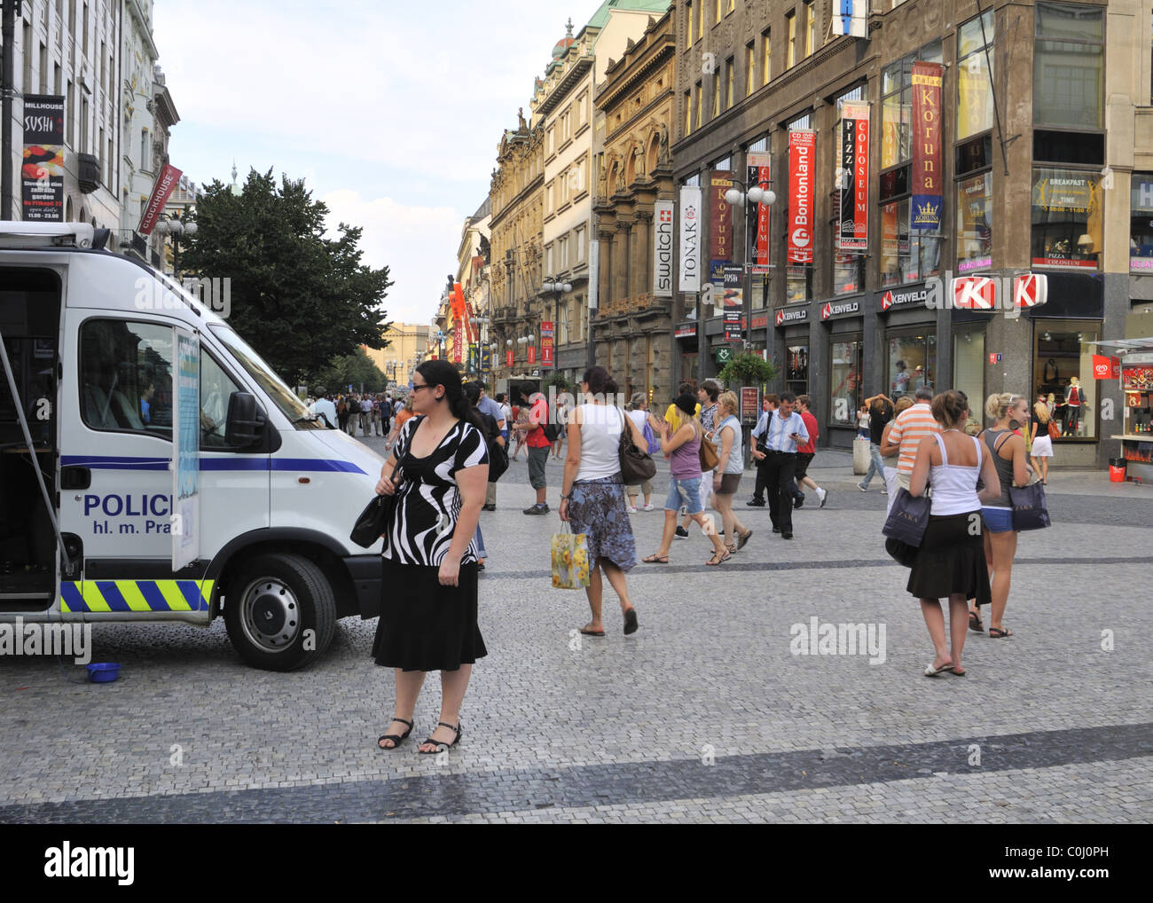 Präsenz der Polizei in Prag Jungmannovo Namesti. Stockfoto