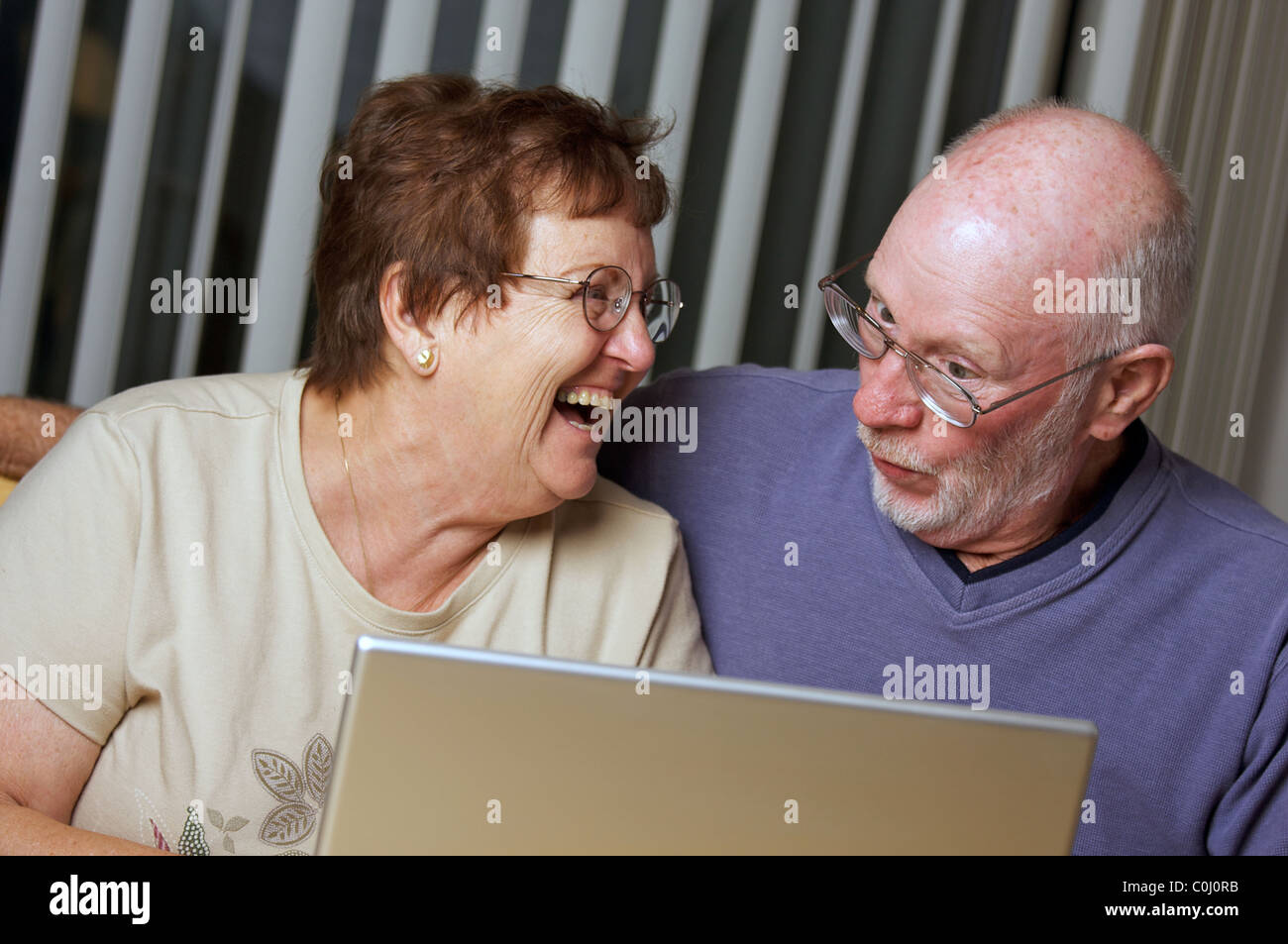 Ältere Erwachsene auf die Arbeit auf einem Laptopcomputer Stockfoto
