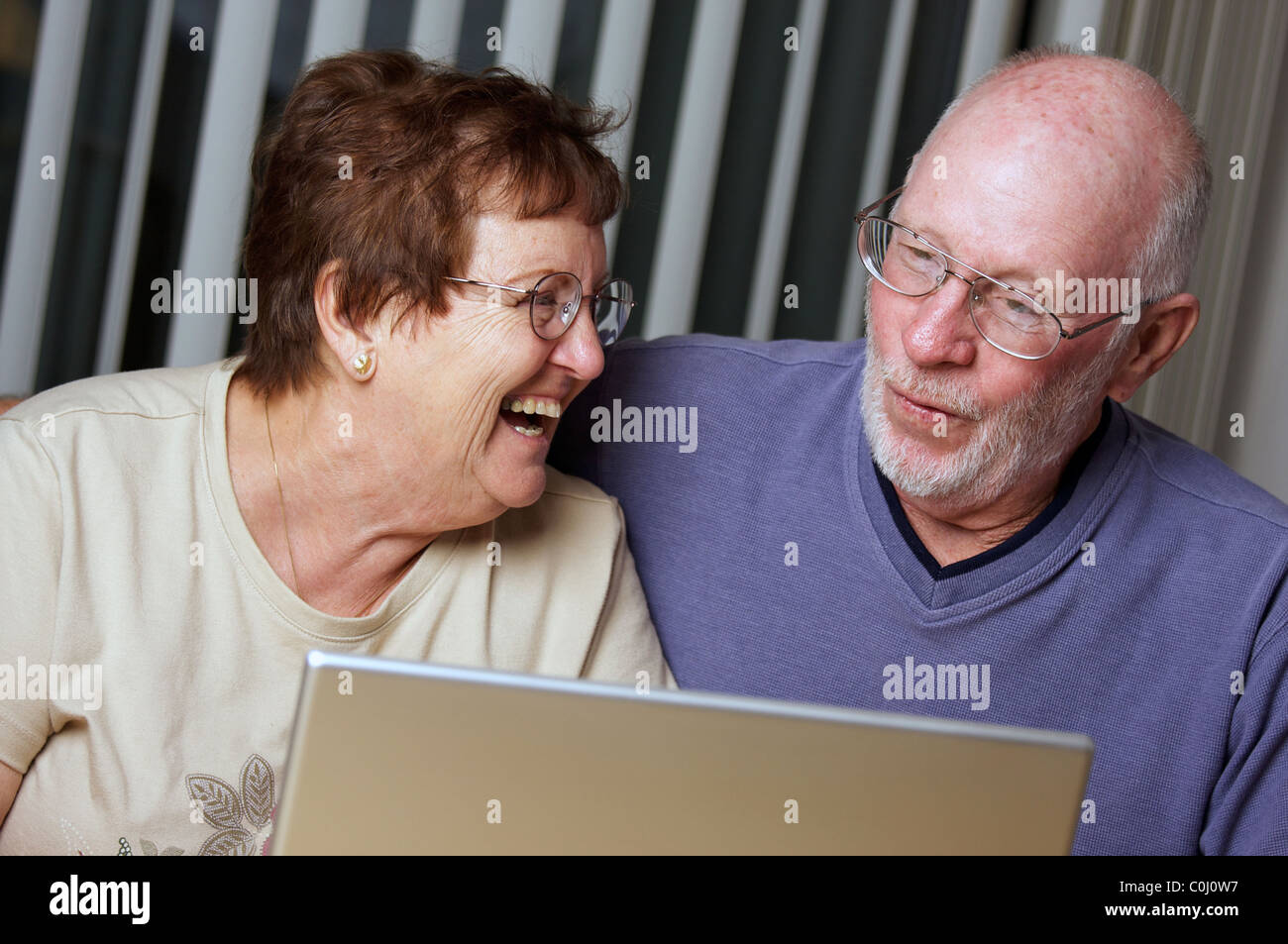Ältere Erwachsene auf die Arbeit auf einem Laptopcomputer Stockfoto