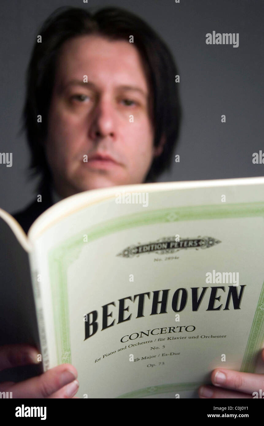 Pianist lesen Noten von der deutsche Komponist und Pianist Ludwig van Beethoven. Stockfoto