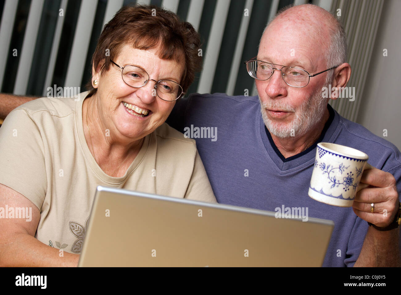 Ältere Erwachsene auf die Arbeit auf einem Laptopcomputer Stockfoto