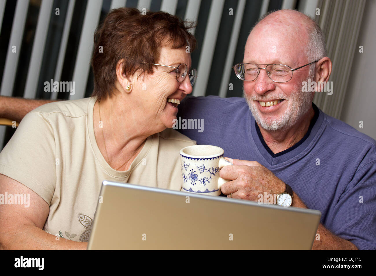 Ältere Erwachsene auf die Arbeit auf einem Laptopcomputer Stockfoto