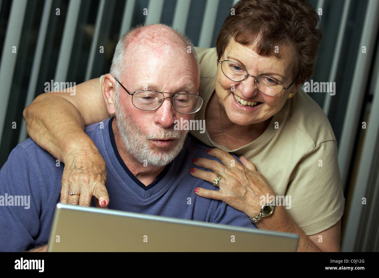 Ältere Erwachsene auf die Arbeit auf einem Laptopcomputer Stockfoto