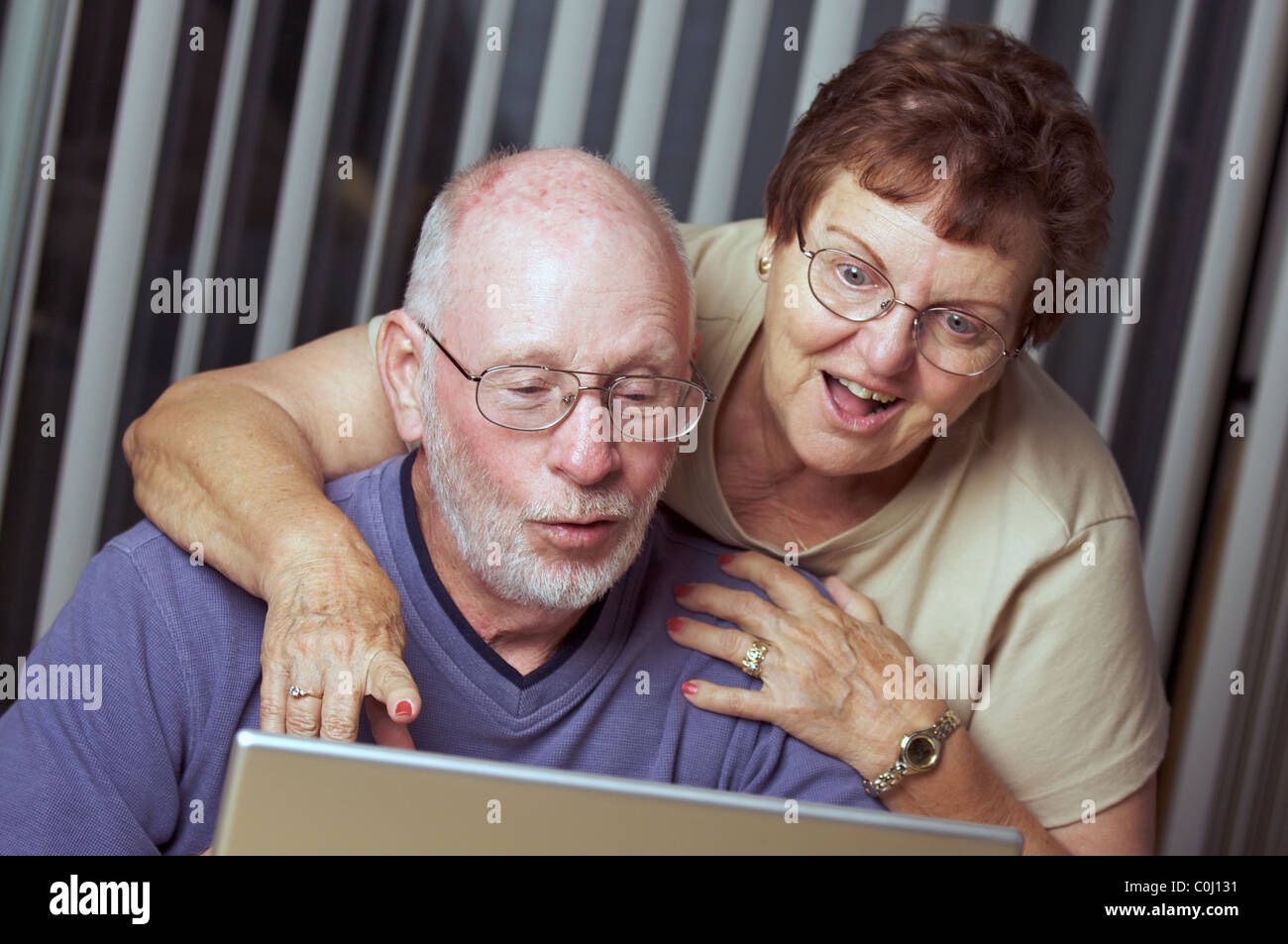 Ältere Erwachsene auf die Arbeit auf einem Laptopcomputer Stockfoto