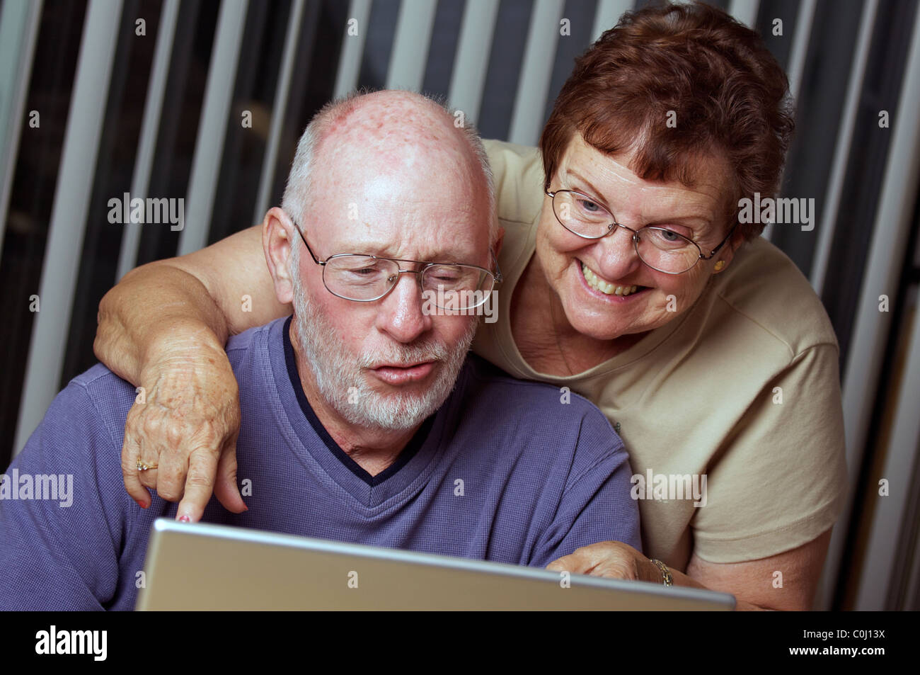 Ältere Erwachsene auf die Arbeit auf einem Laptopcomputer Stockfoto