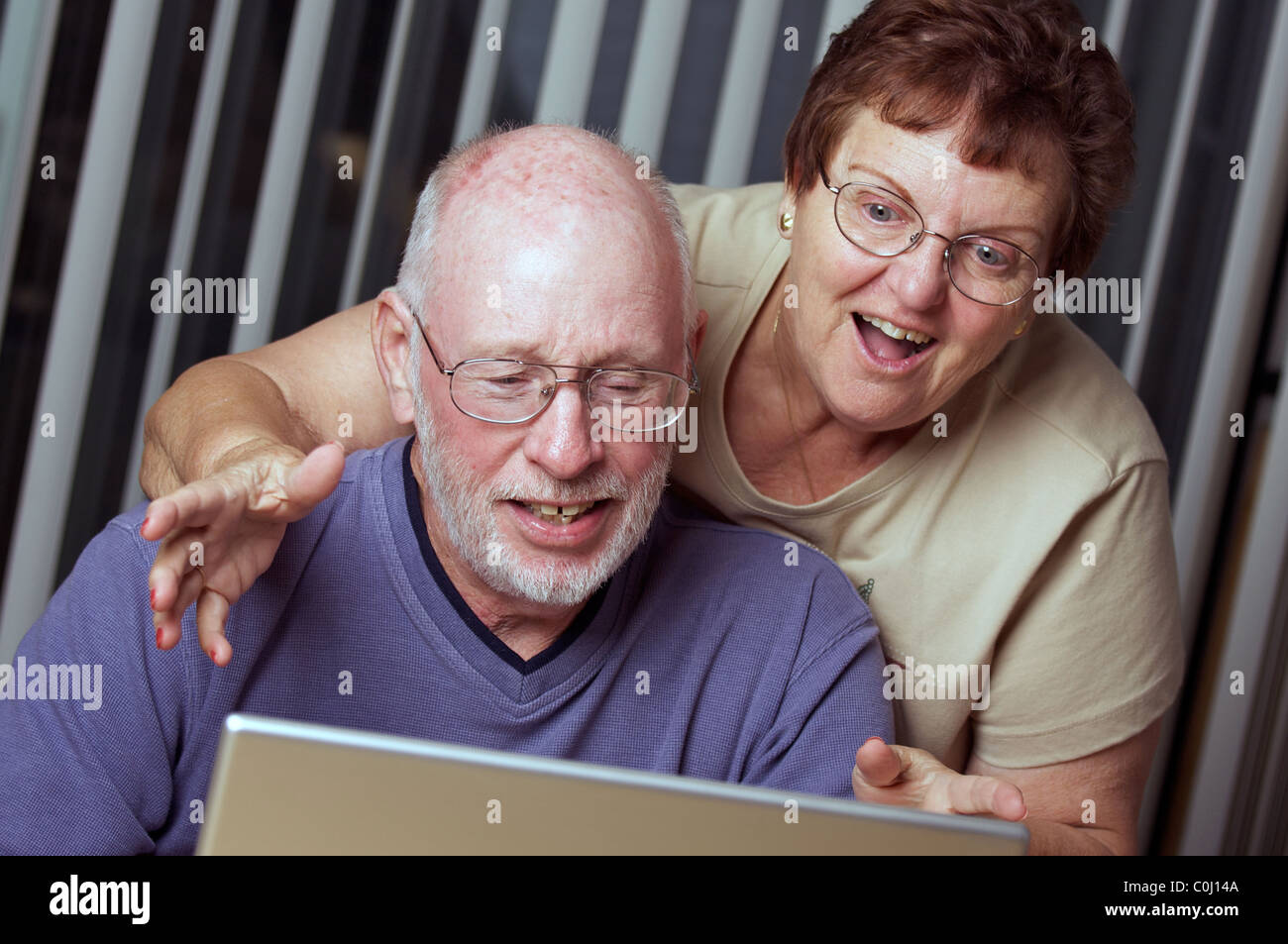 Ältere Erwachsene auf die Arbeit auf einem Laptopcomputer Stockfoto