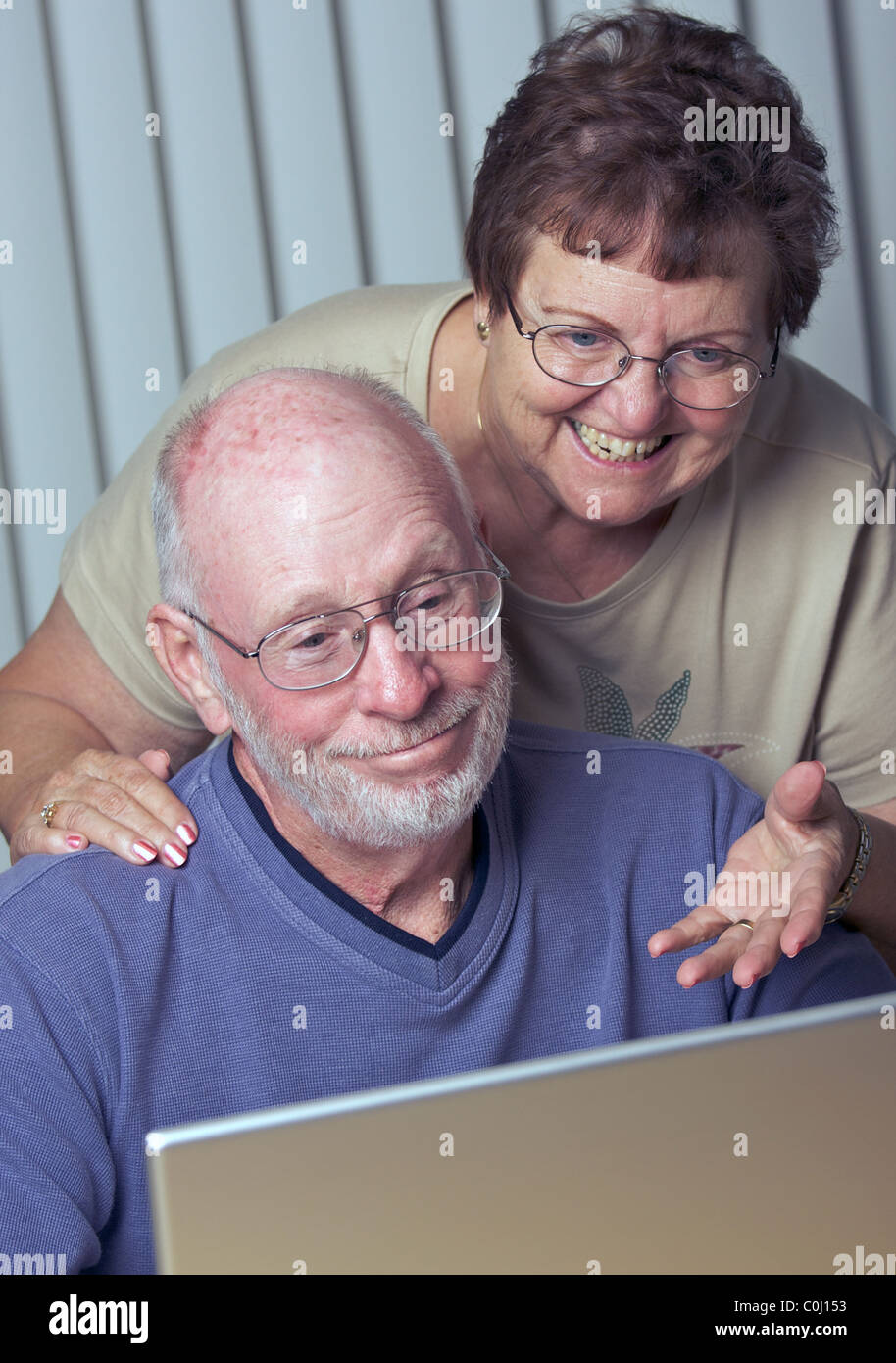 Ältere Erwachsene auf die Arbeit auf einem Laptopcomputer Stockfoto