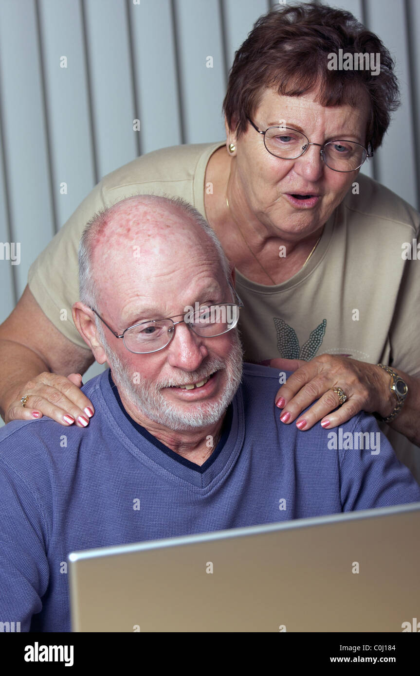 Ältere Erwachsene auf die Arbeit auf einem Laptopcomputer Stockfoto