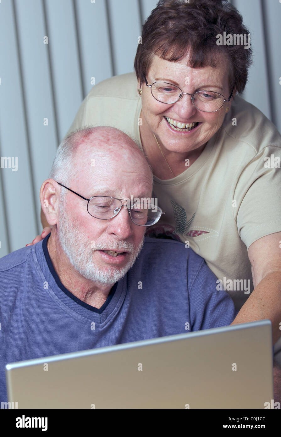 Ältere Erwachsene auf die Arbeit auf einem Laptopcomputer Stockfoto