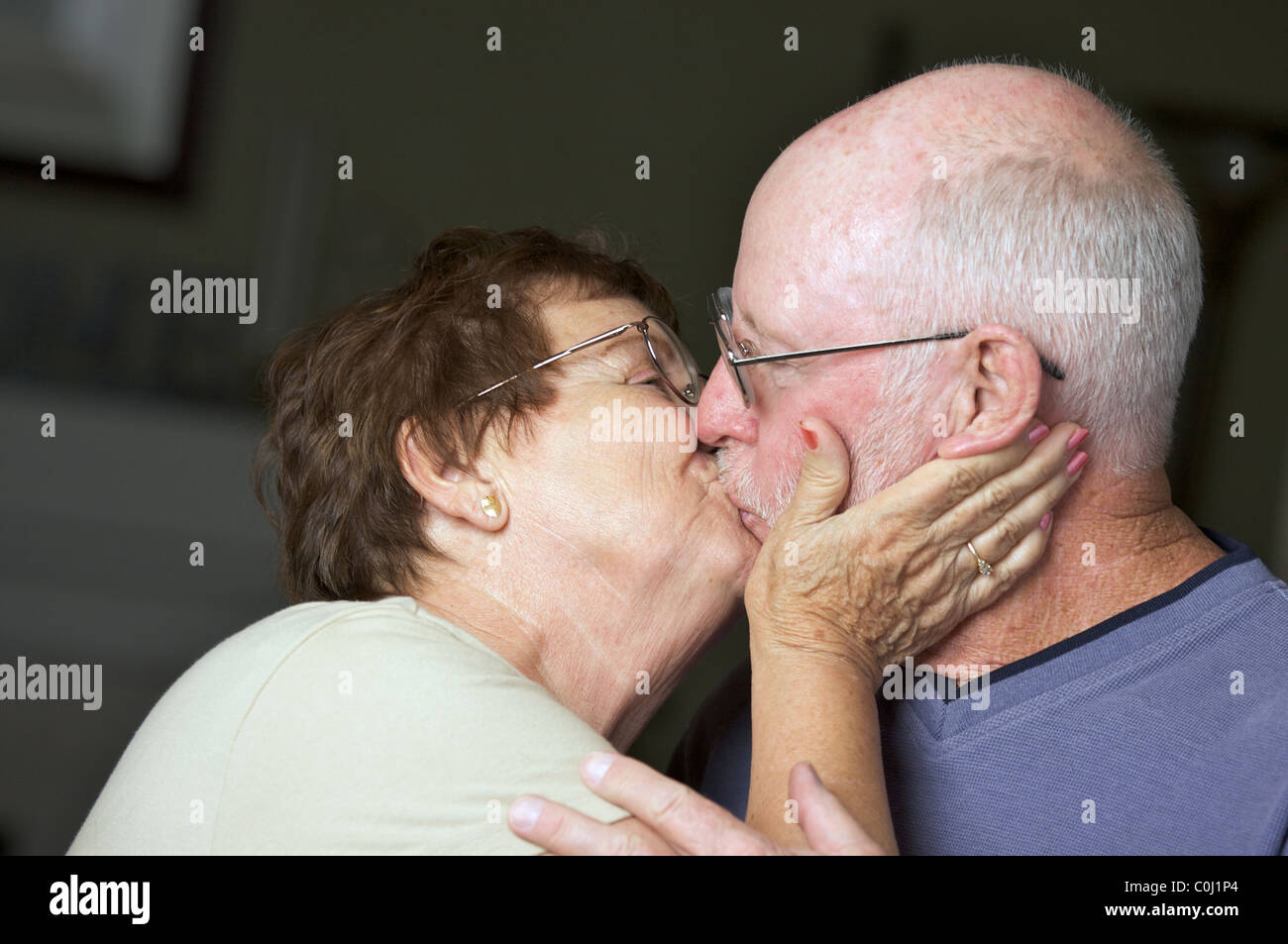 Liebevolle glücklich Senior erwachsenes paar küssen Stockfoto