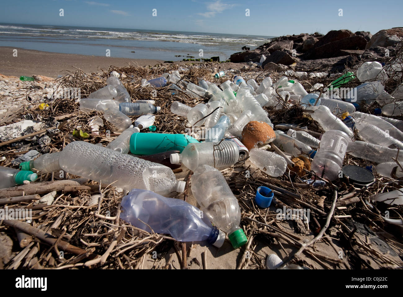Kunststoff-Flaschen Wurf am Strand auf einem abgeschiedenen Teil von South Padre Island am Golf von Mexiko in der Nähe von Port Mansfield, Texas Stockfoto