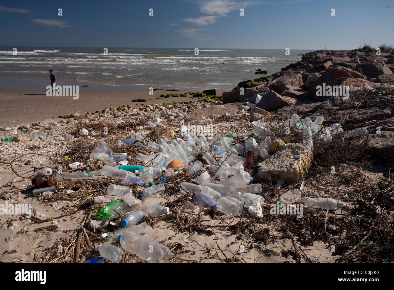 Kunststoff-Flaschen Wurf am Strand auf einem abgeschiedenen Teil von South Padre Island am Golf von Mexiko in der Nähe von Port Mansfield Texas Stockfoto