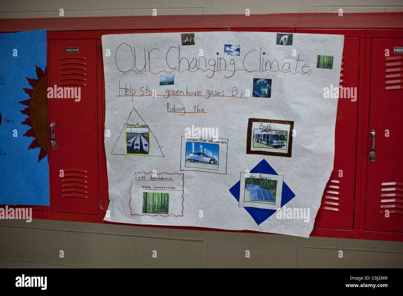 Student machte Plakat für Mittelschule 7. Klasse Wissenschaft Klasse zum Klimawandel ist über Schließfächer in den Flur der Schule geschrieben. Stockfoto